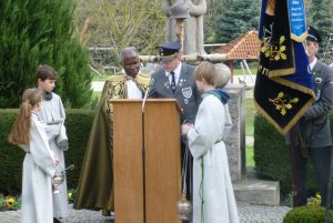 Pfarrer Dr. Nwokenna bei der Segnung der Gedenksteine