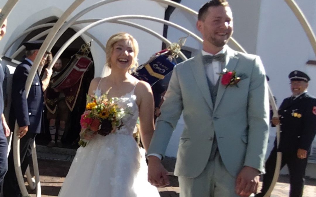 Die KSK feiert mit dem Hochzeitspaar